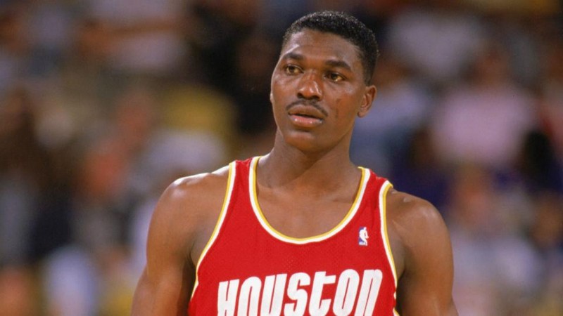 Hakeem Olajuwon là một trong những cầu thủ bóng rổ xuất sắc nhất Hakeem Olajuwon là một trong những cầu thủ bóng rổ xuất sắc nhất