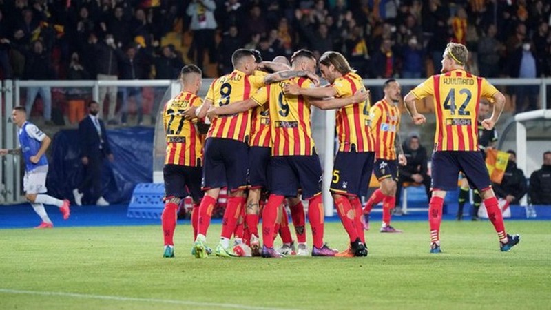 Sau khi bị xuống hạng từ Serie A, Lecce chơi rất ấn tượng Sau khi bị xuống hạng từ Serie A, Lecce chơi rất ấn tượng