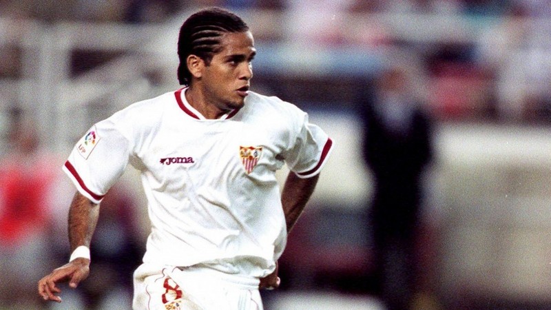 Dani Alves từng mang áo số 15 khi chơi tại Châu Âu Dani Alves từng mang áo số 15 khi chơi tại Châu Âu