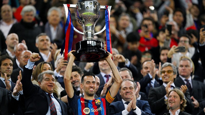 Và chiếc cup dành cho giải đấu vô địch tại Tây Ban Nha