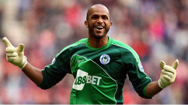 Ali Al-Habsi là thủ môn huyền thoại của Oman, khi anh đã từng chơi cho hàng loạt đội bóng tại Anh